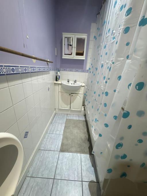 Private Double Bedroom In Hounslow Near Heathrow Лондон Екстериор снимка