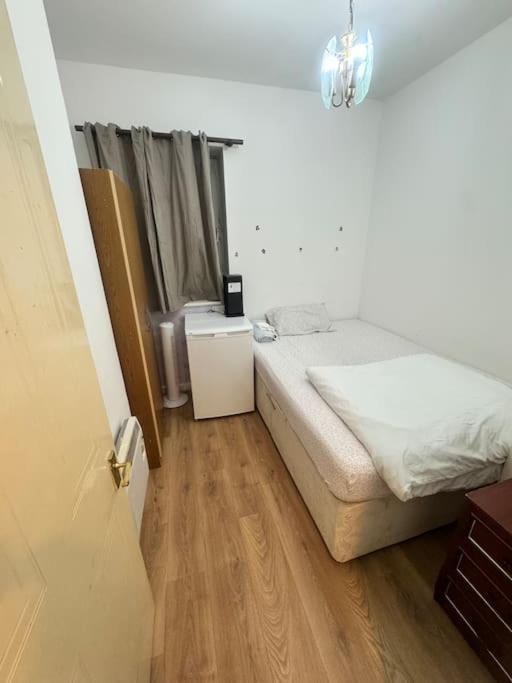 Private Double Bedroom In Hounslow Near Heathrow Лондон Екстериор снимка